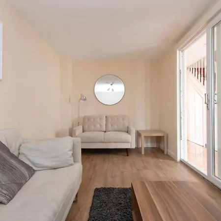 Lovely 5 Bed House With 8 Beds In Thamesmead